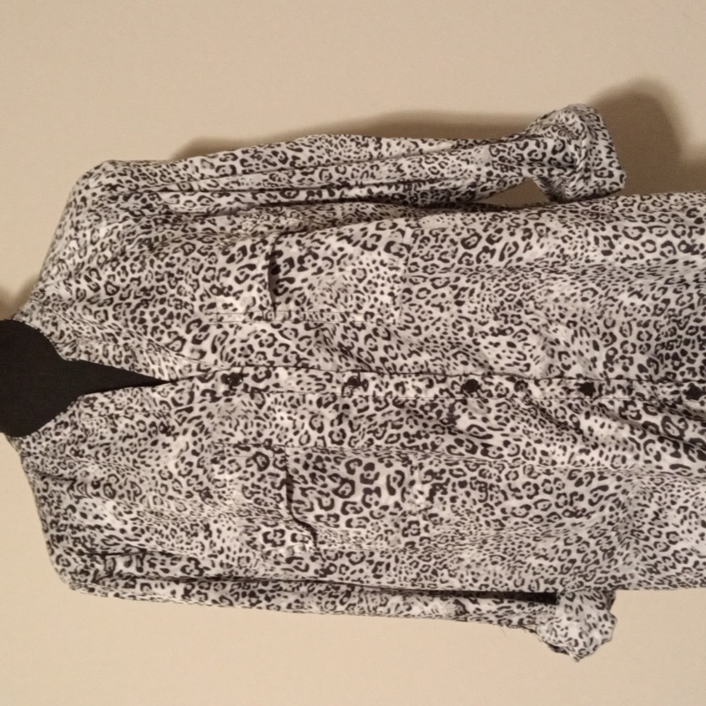 Jones New York Black/Grey Animal Print Rolled Up Sleeve Button Up Size 10